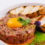 tatarsky-biftek-s-pikantnou-omackou-recept-na-gurmanske-predjedlo.webp.webp