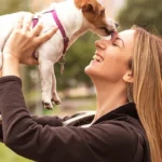 z-nejakeho-dovodu-veterinar-vysvetluje-preco-pes-olizuje-svojho-majitela.webp.webp